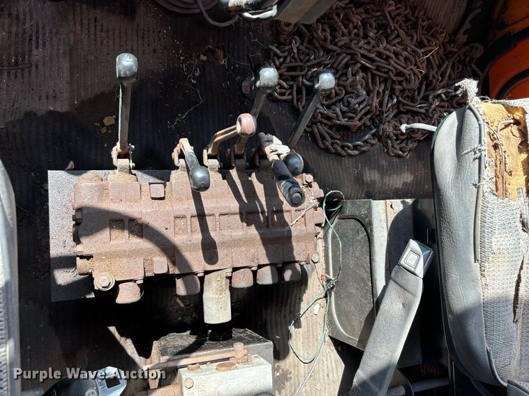 image for item DQ0867 1986 Ford L8000  dump truck