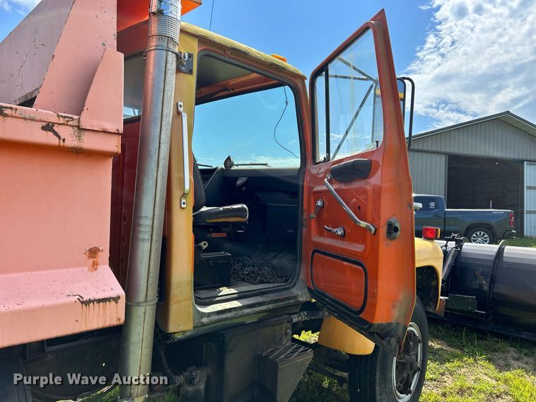 image for item DQ0867 1986 Ford L8000  dump truck