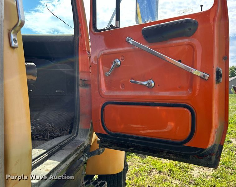 image for item DQ0867 1986 Ford L8000  dump truck