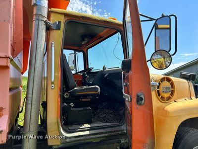 image for item DQ0867 1986 Ford L8000  dump truck