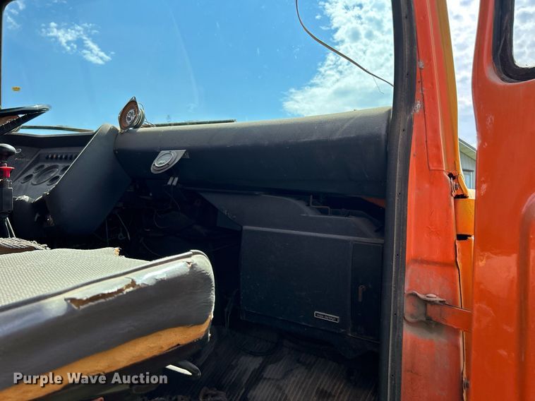 image for item DQ0867 1986 Ford L8000  dump truck