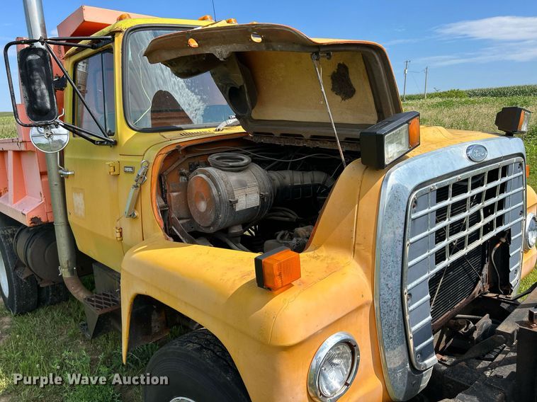 image for item DQ0867 1986 Ford L8000  dump truck
