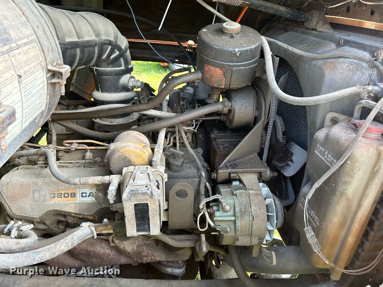 image for item DQ0867 1986 Ford L8000  dump truck