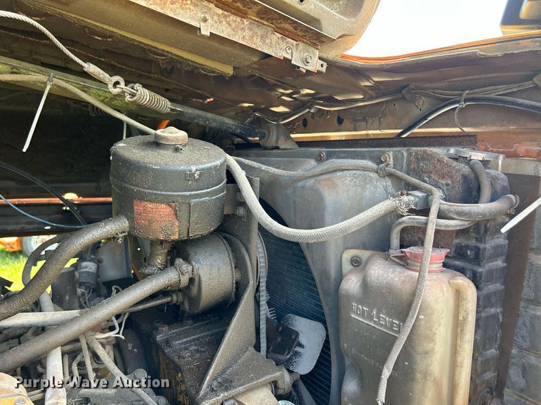 image for item DQ0867 1986 Ford L8000  dump truck