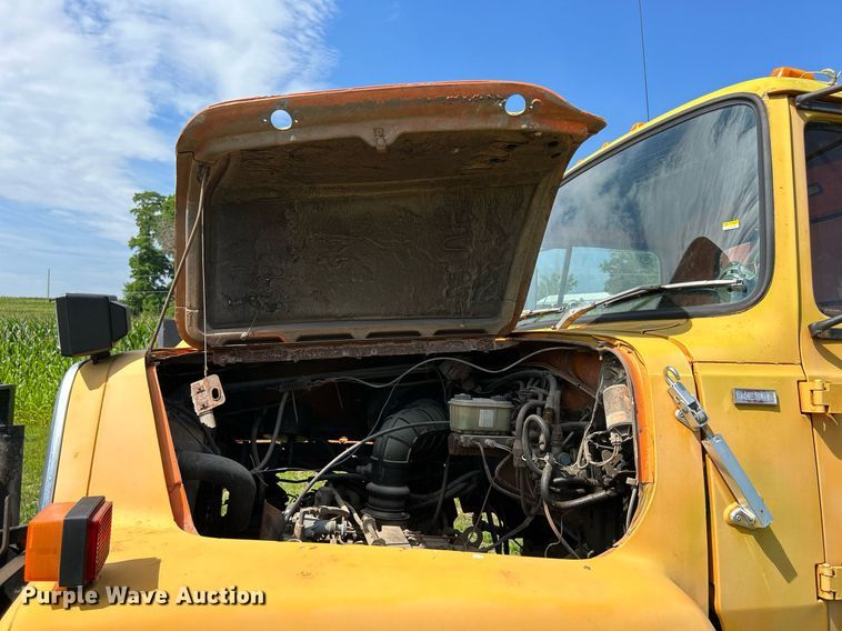 image for item DQ0867 1986 Ford L8000  dump truck