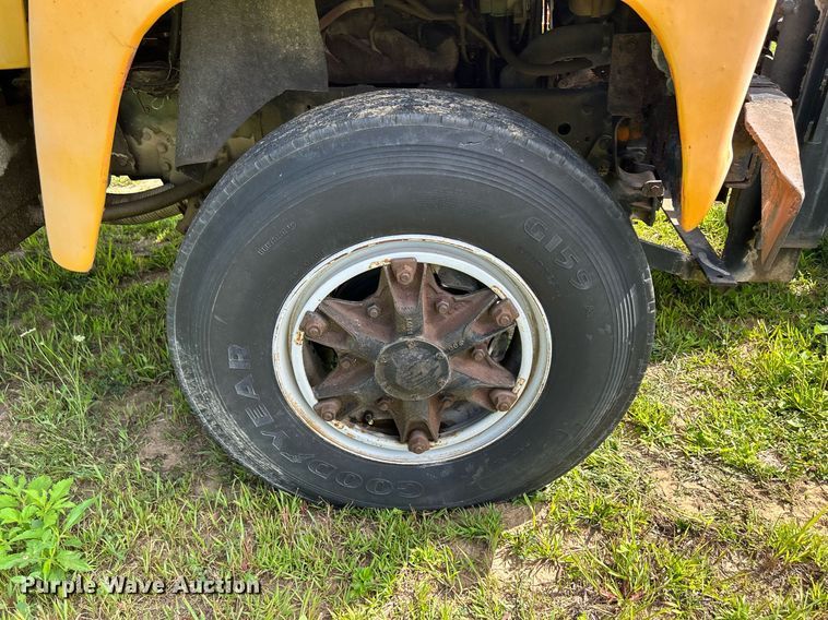 image for item DQ0867 1986 Ford L8000  dump truck