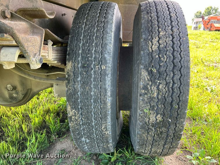 image for item DQ0867 1986 Ford L8000  dump truck