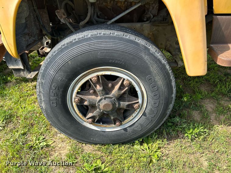 image for item DQ0867 1986 Ford L8000  dump truck