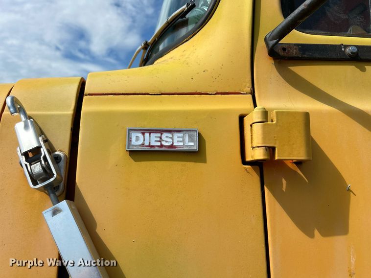 image for item DQ0867 1986 Ford L8000  dump truck