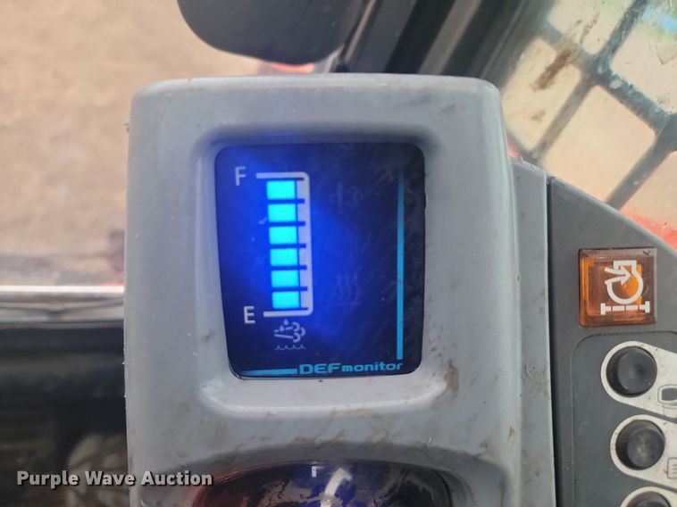 image for item DQ7479 2016 Kubota SVL95-2S  tracked skid steer loader