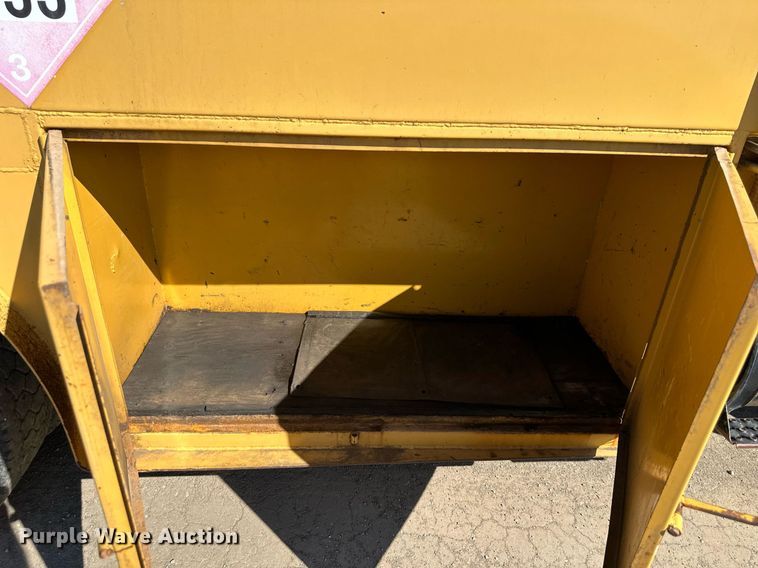 image for item DR5175 1975 Ford  fuel truck