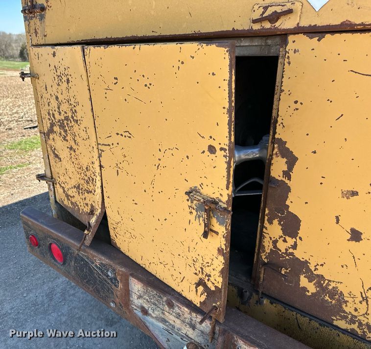 image for item DR5175 1975 Ford  fuel truck