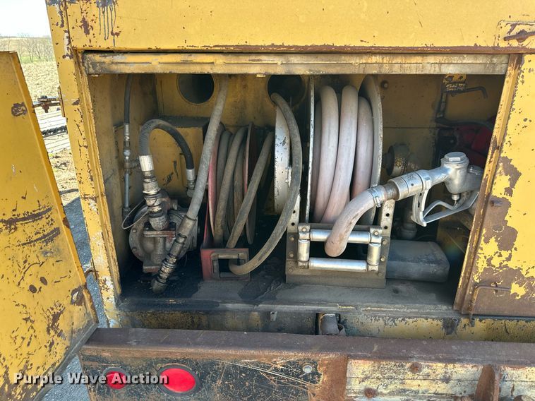 image for item DR5175 1975 Ford  fuel truck