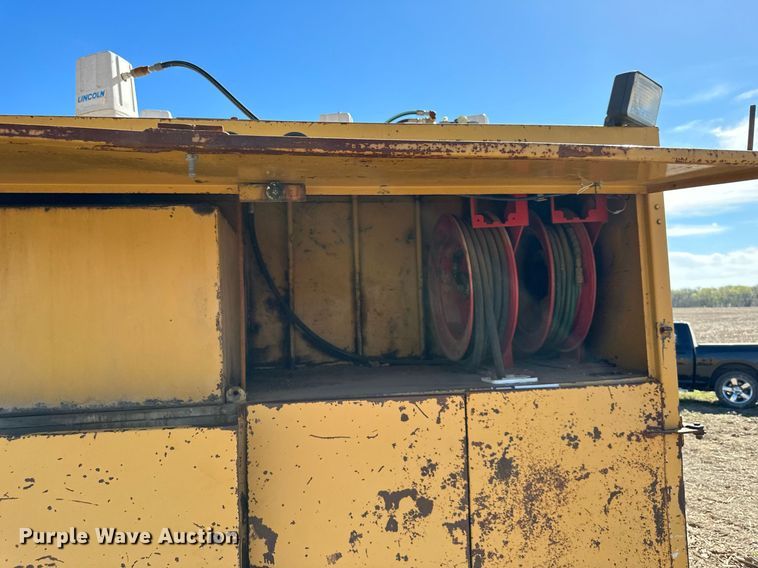 image for item DR5175 1975 Ford  fuel truck