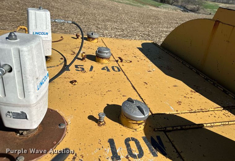 image for item DR5175 1975 Ford  fuel truck