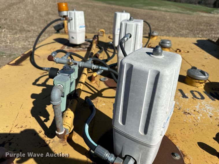 image for item DR5175 1975 Ford  fuel truck