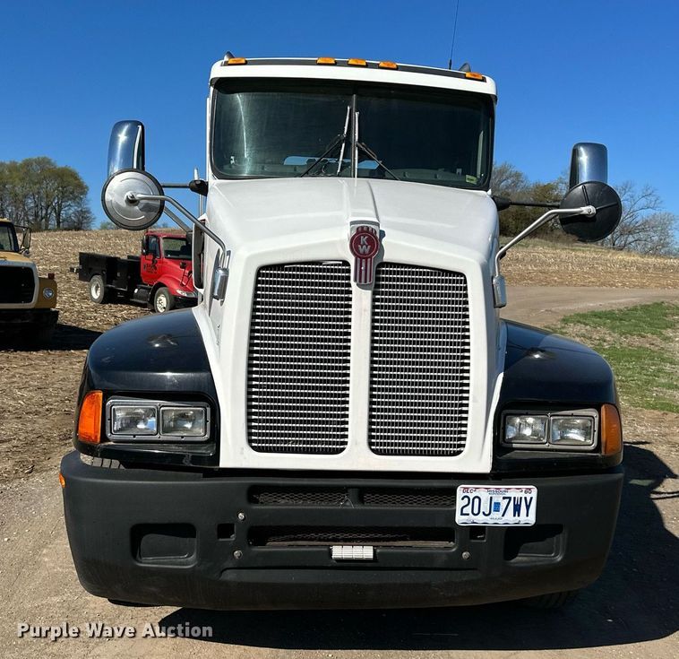 image for item DR5176 2003 Kenworth T600  semi truck