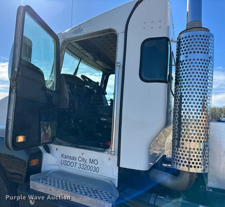 image for item DR5176 2003 Kenworth T600  semi truck
