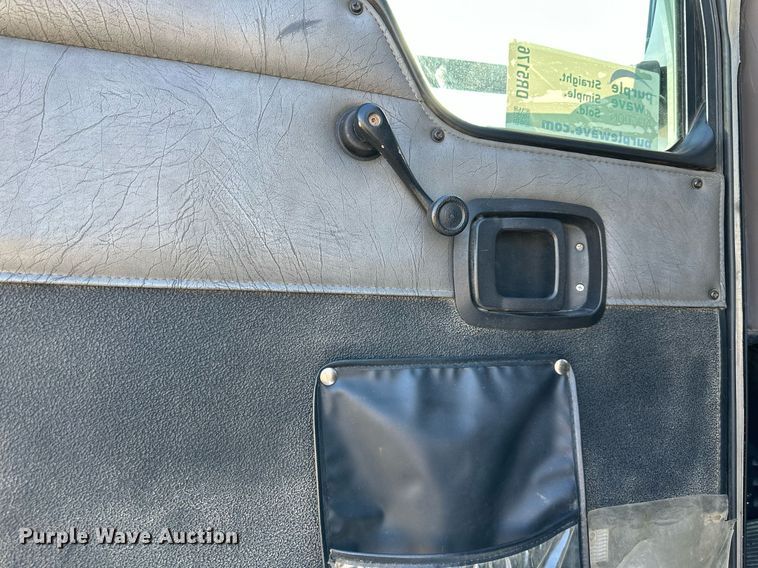 image for item DR5176 2003 Kenworth T600  semi truck