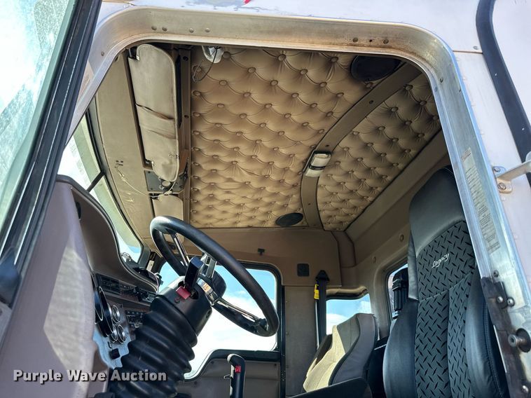 image for item DR5176 2003 Kenworth T600  semi truck