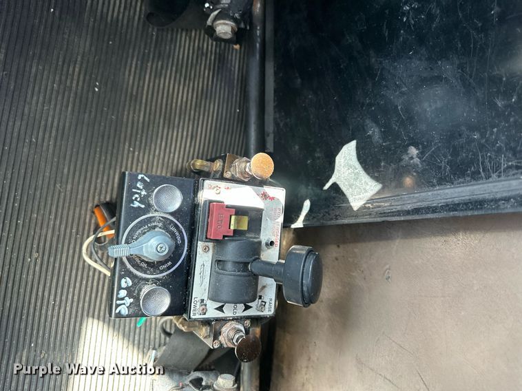 image for item DR5176 2003 Kenworth T600  semi truck