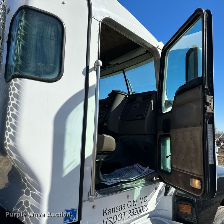 image for item DR5176 2003 Kenworth T600  semi truck