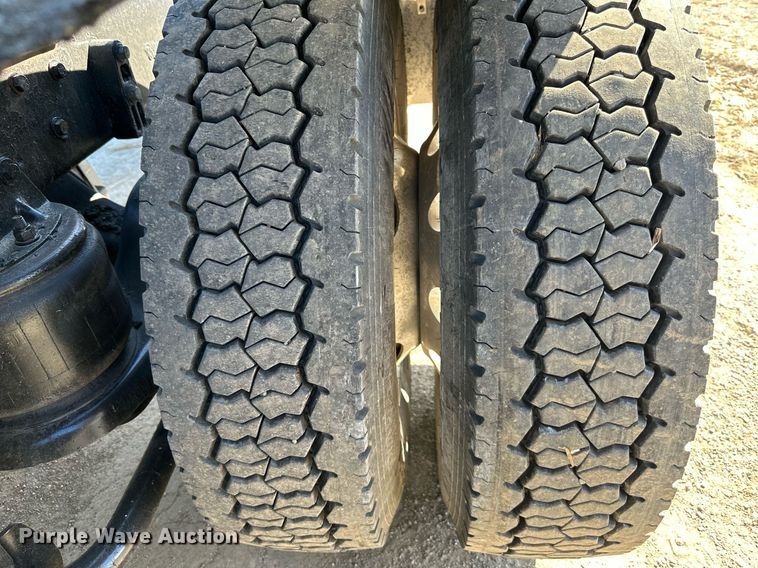 image for item DR5176 2003 Kenworth T600  semi truck