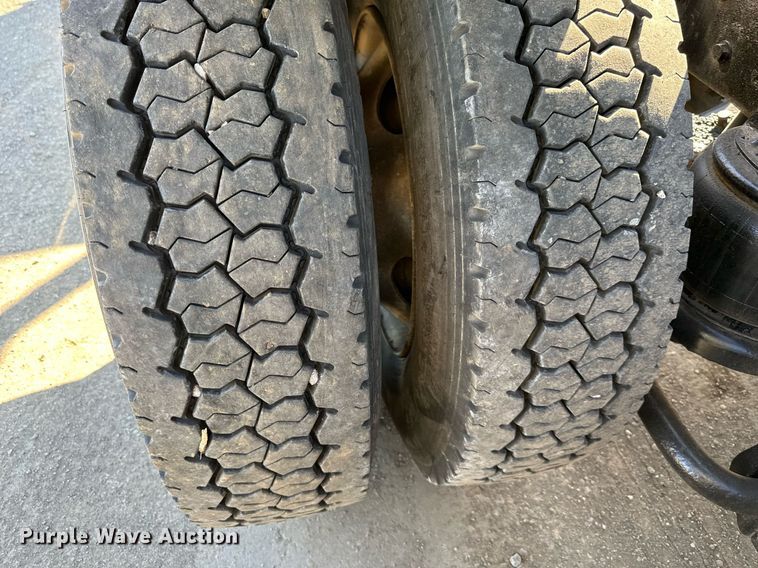 image for item DR5176 2003 Kenworth T600  semi truck