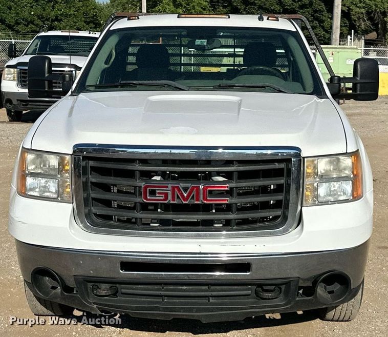 image for item DS2043 2009 GMC Sierra 3500HD  flatbed pickup truck
