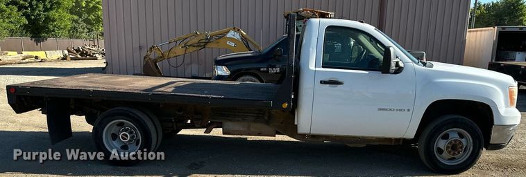 image for item DS2043 2009 GMC Sierra 3500HD  flatbed pickup truck