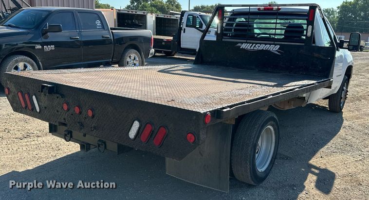 image for item DS2043 2009 GMC Sierra 3500HD  flatbed pickup truck