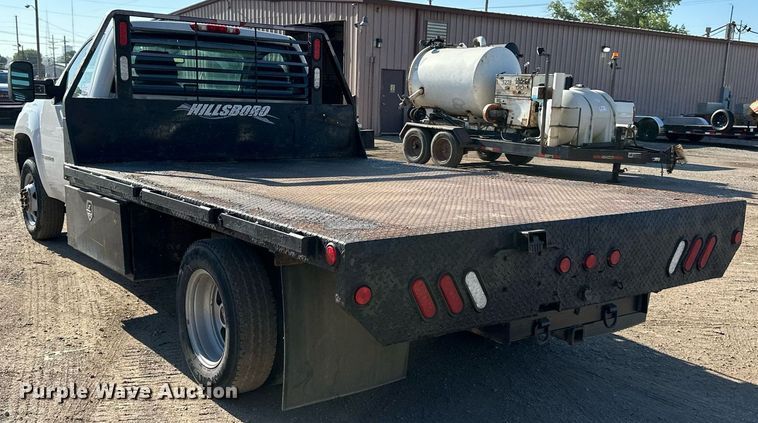 image for item DS2043 2009 GMC Sierra 3500HD  flatbed pickup truck
