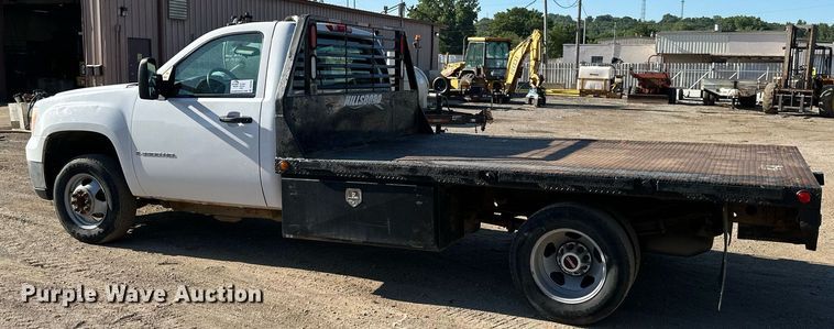image for item DS2043 2009 GMC Sierra 3500HD  flatbed pickup truck