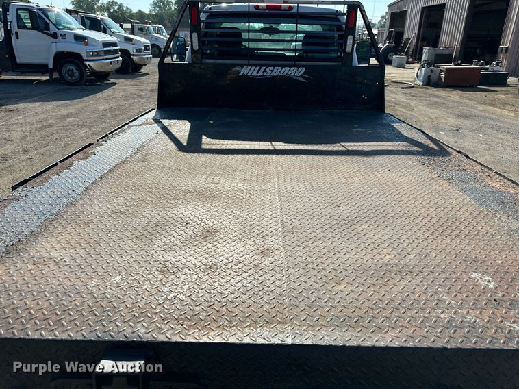 image for item DS2043 2009 GMC Sierra 3500HD  flatbed pickup truck