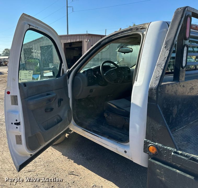 image for item DS2043 2009 GMC Sierra 3500HD  flatbed pickup truck
