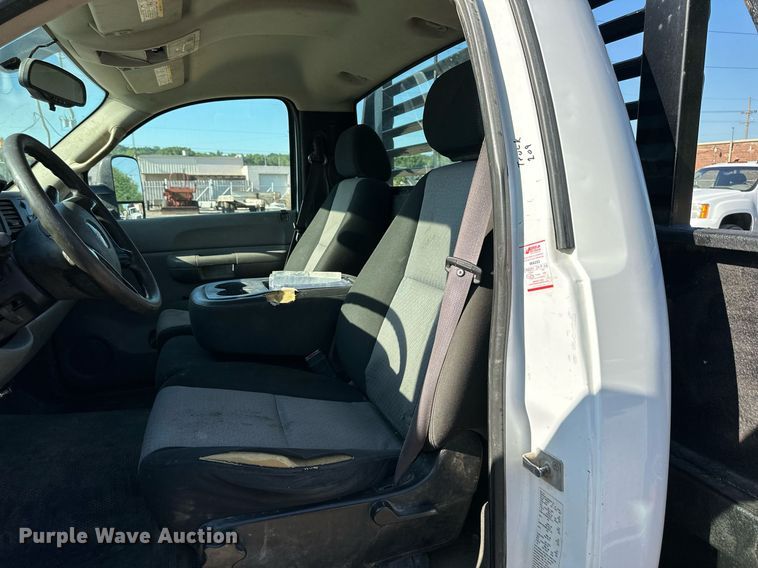 image for item DS2043 2009 GMC Sierra 3500HD  flatbed pickup truck