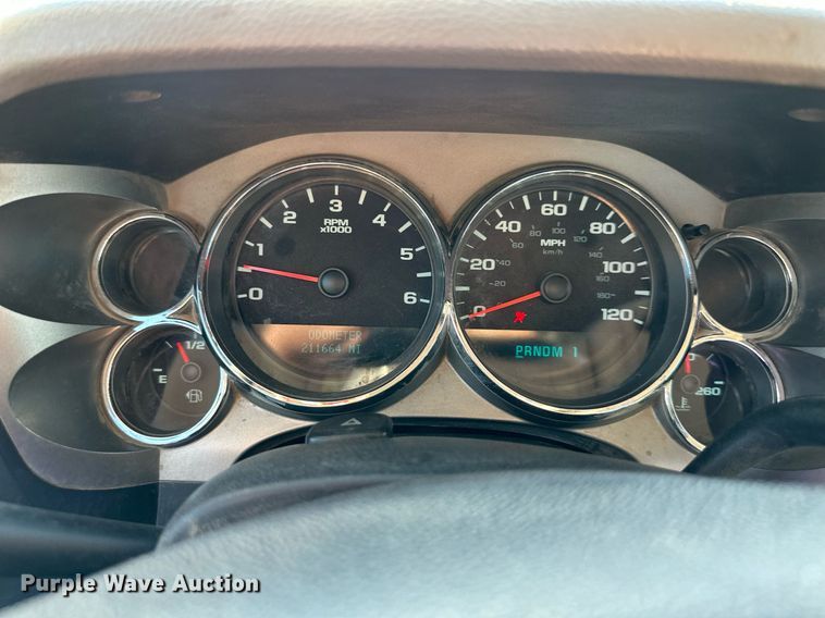 image for item DS2043 2009 GMC Sierra 3500HD  flatbed pickup truck