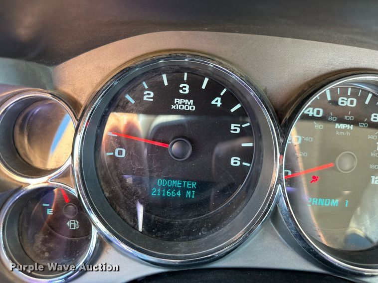 image for item DS2043 2009 GMC Sierra 3500HD  flatbed pickup truck