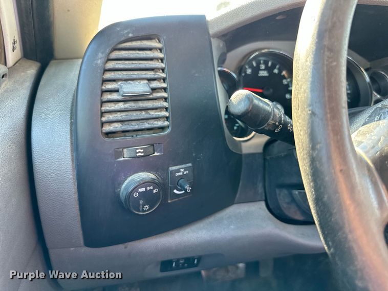 image for item DS2043 2009 GMC Sierra 3500HD  flatbed pickup truck