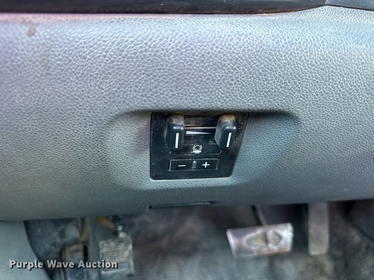 image for item DS2043 2009 GMC Sierra 3500HD  flatbed pickup truck