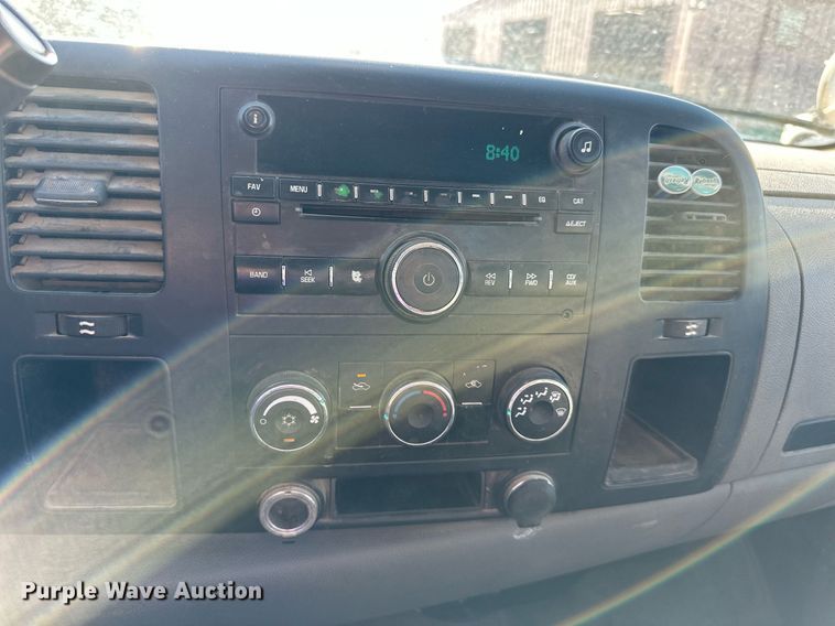 image for item DS2043 2009 GMC Sierra 3500HD  flatbed pickup truck