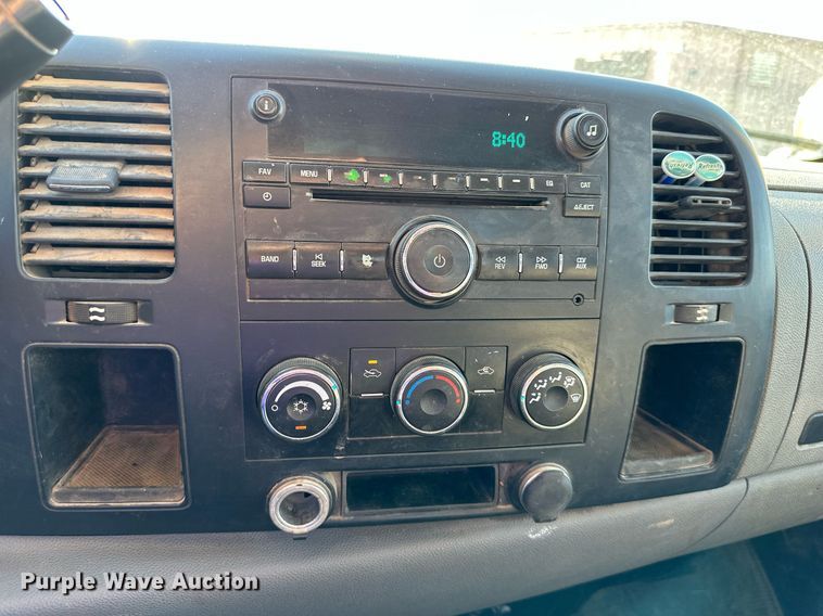 image for item DS2043 2009 GMC Sierra 3500HD  flatbed pickup truck