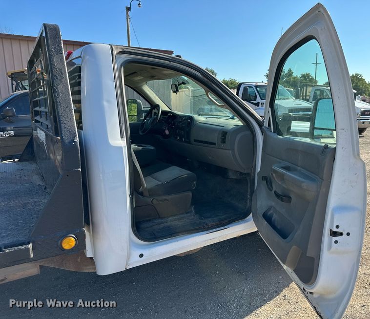 image for item DS2043 2009 GMC Sierra 3500HD  flatbed pickup truck