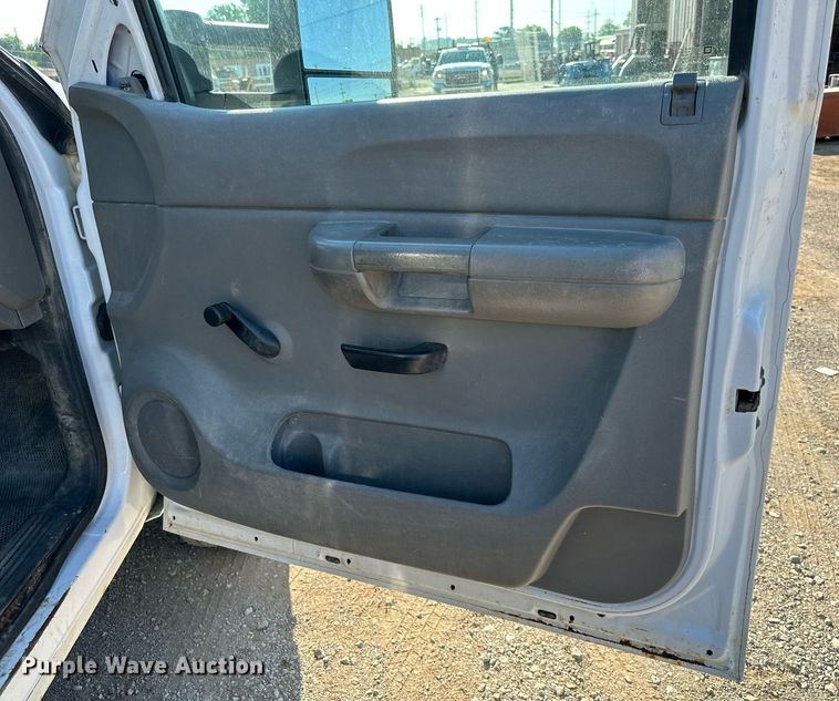 image for item DS2043 2009 GMC Sierra 3500HD  flatbed pickup truck