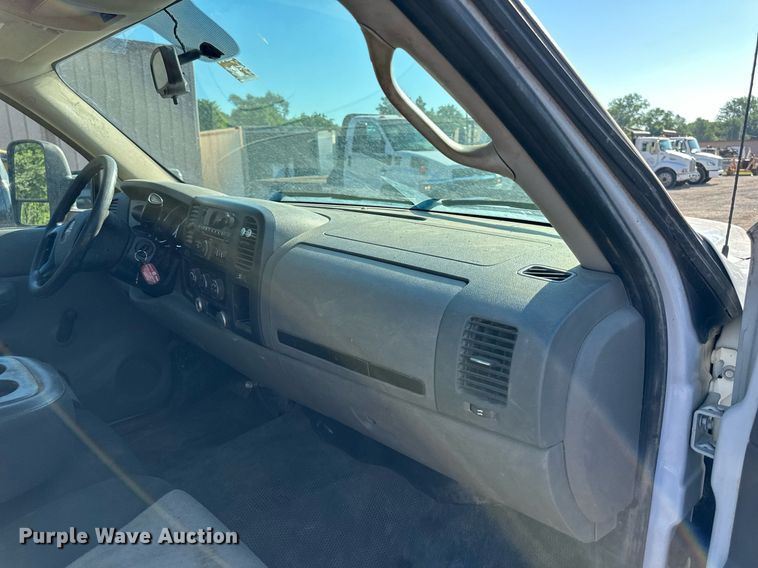 image for item DS2043 2009 GMC Sierra 3500HD  flatbed pickup truck