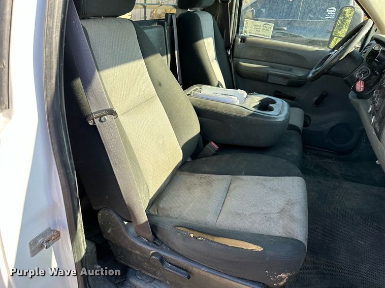 image for item DS2043 2009 GMC Sierra 3500HD  flatbed pickup truck