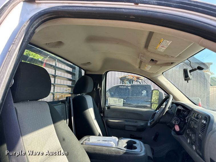 image for item DS2043 2009 GMC Sierra 3500HD  flatbed pickup truck