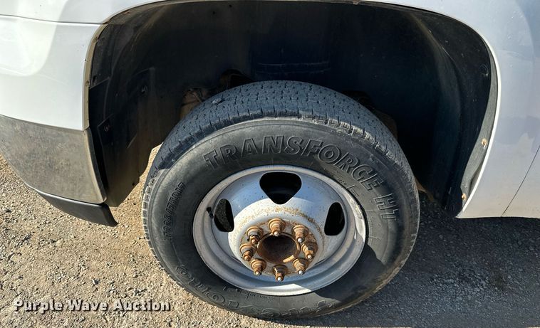 image for item DS2043 2009 GMC Sierra 3500HD  flatbed pickup truck