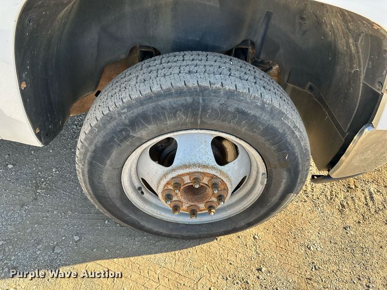 image for item DS2043 2009 GMC Sierra 3500HD  flatbed pickup truck