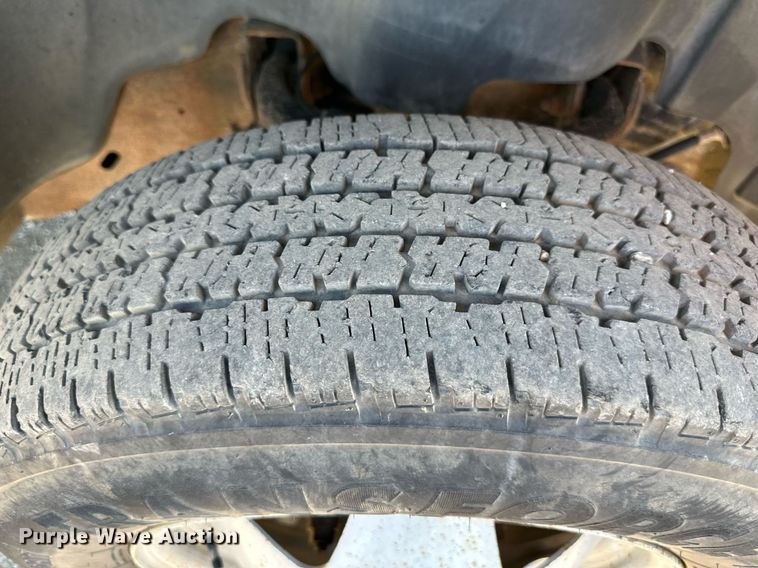 image for item DS2043 2009 GMC Sierra 3500HD  flatbed pickup truck